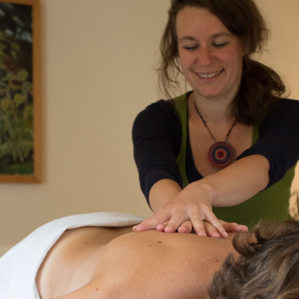 Teresa Feldner bei einer Sportmassage
